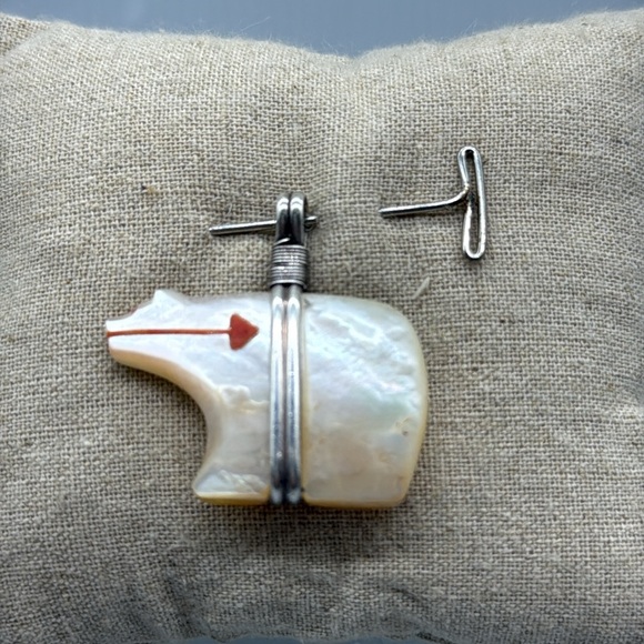 Zuni fetish carving of a bear made from mother-of-pearl shell. Charm - Picture 3 of 8